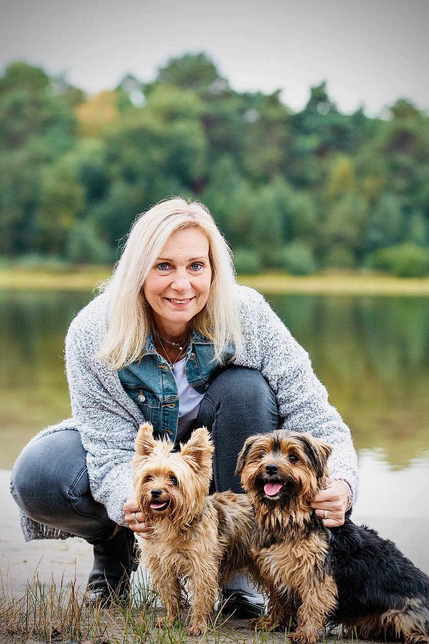 Schulsekretärin Sandra Lammert mit Hunden